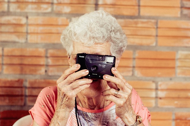 Stará žena fotografuje s malým fotoaparátom.jpg