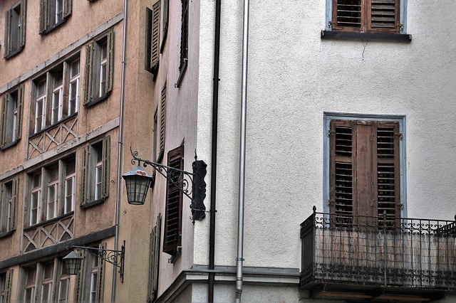 Stará budova v meste s malým balkónom.jpg