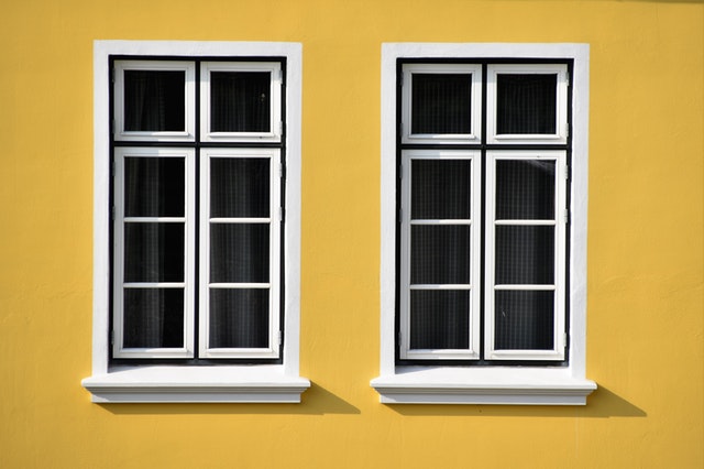 Žltý dom s dvoma bielymi oknami 